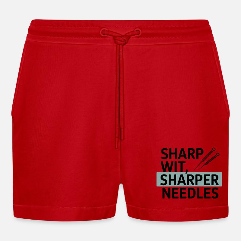 Sharp Wit, Sharper Needles Akupunkteur Beruf - Organic Relaxed Cropped Shorts Made in EU - Rot