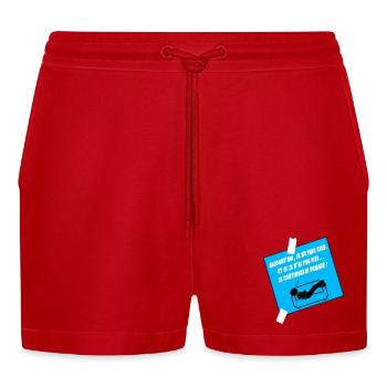 Humoristisches Zitat auf blauem Sofa - Organic Relaxed Cropped Shorts Made in EU - Rot - Vorne