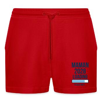 Schwangerschaftsankündigung Mama 2028 lädt - Organic Relaxed Cropped Shorts Made in EU - Rot - Vorne