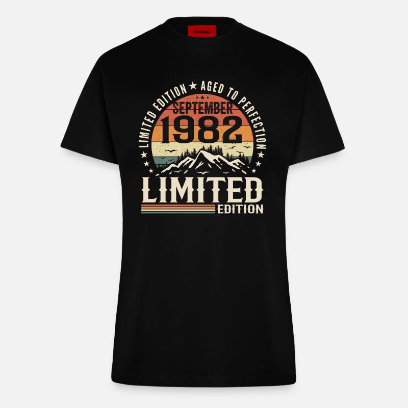 September 1982, September 1982 Geburtstagsgeschenk - Fitted T-Shirt - made by SPREAD - SOLID BLACK