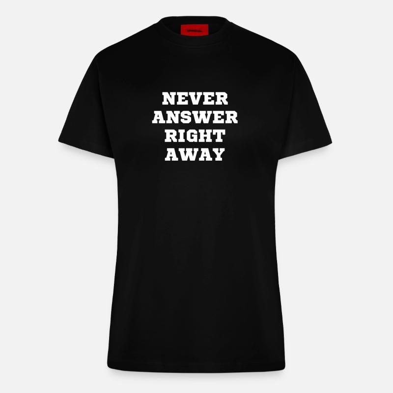 Never answer immediately - Fitted T-Shirt - made by SPREAD - SOLID BLACK
