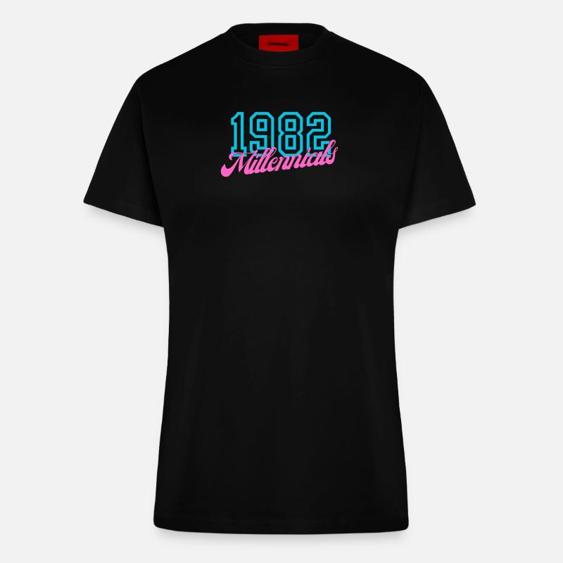 1982 Millennial Retro Numerisches Design - Fitted T-Shirt - made by SPREAD - SOLID BLACK