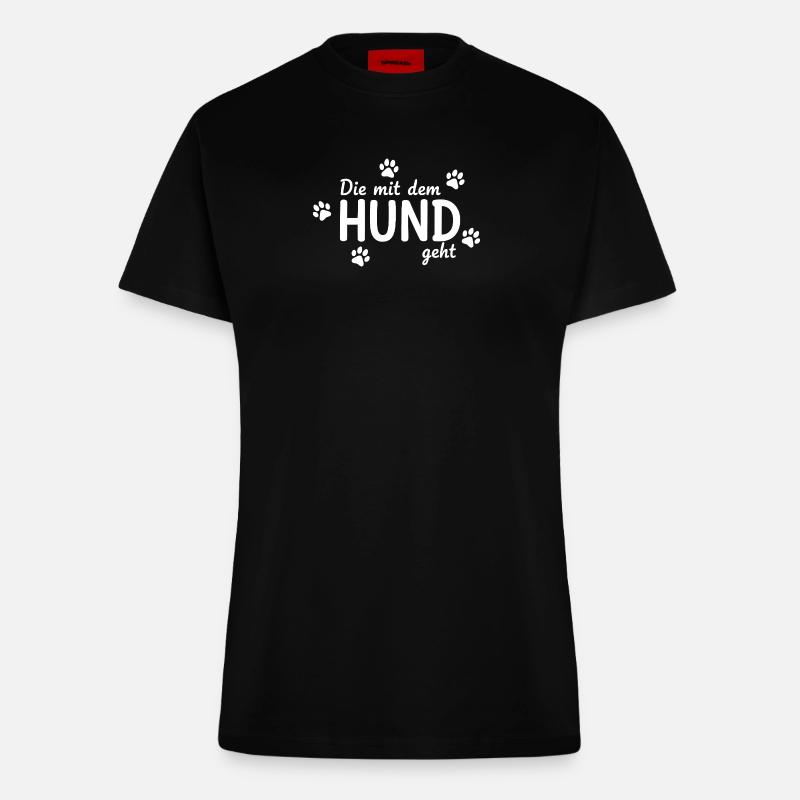 Die mit dem Hund geht Spruch - Fitted T-Shirt - made by SPREAD - SOLID BLACK
