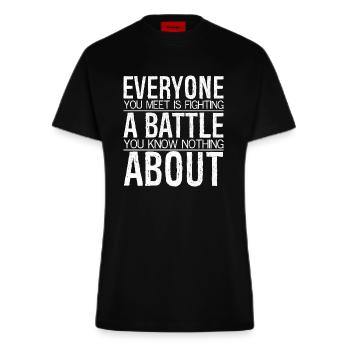Jeder, den du triffst, kämpft einen Kampf gegen dich, nichts - Fitted T-Shirt - made by SPREAD - SOLID BLACK - Vorne