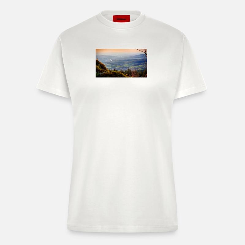 Abendpanorama Berglandschaft - Fitted T-Shirt - made by SPREAD - OFF WHITE