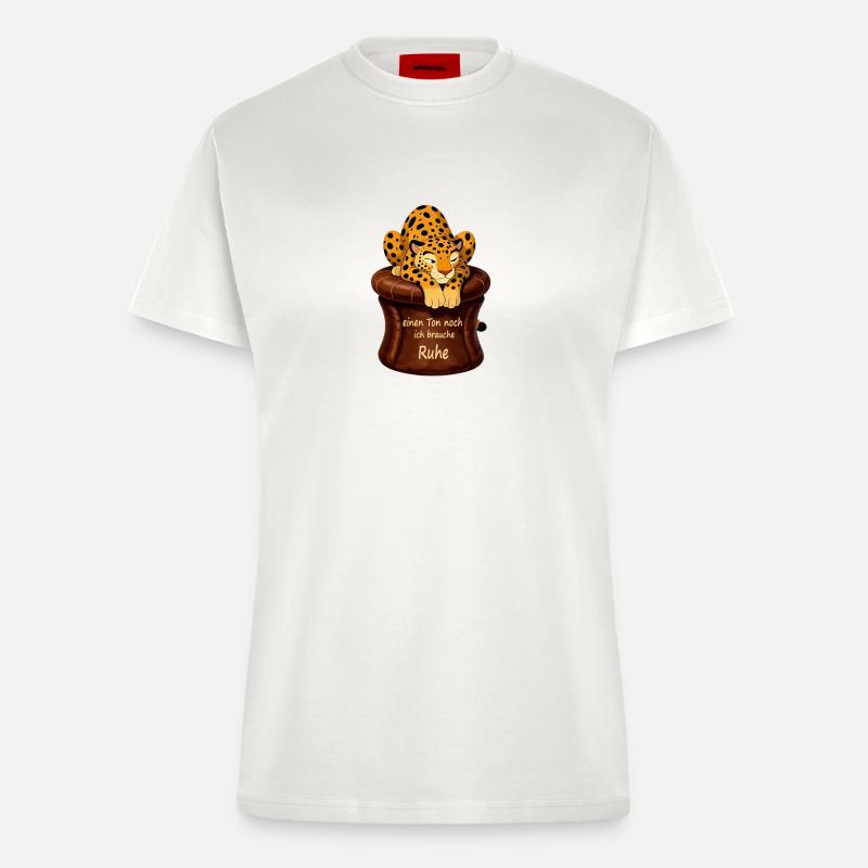 Leopard in Ruhe auf Kuschelsessel - Fitted T-Shirt - made by SPREAD - OFF WHITE