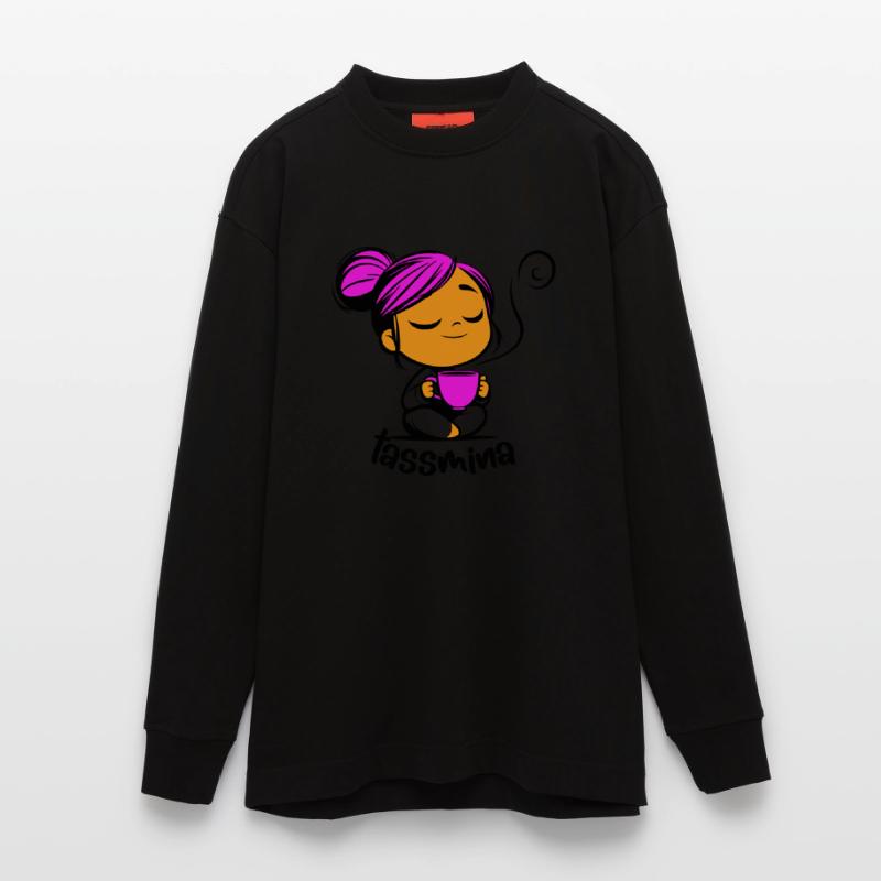 Tassmina enspannt mit einer Tasse Tee oder Kaffee Heavyweight Oversized Organic Langarmshirt Made in EU