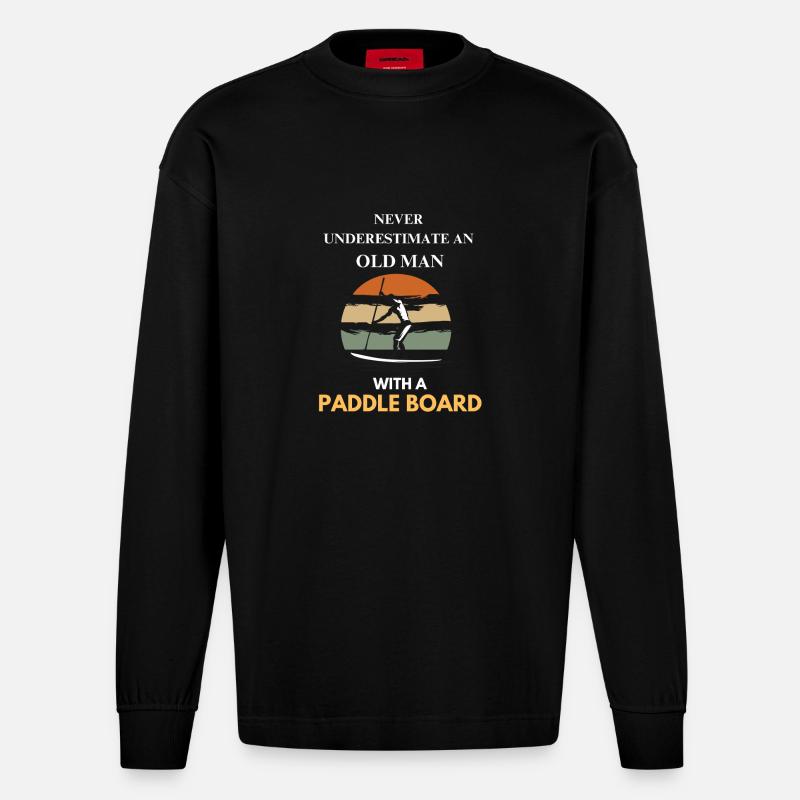 Alter Mann mit einem Paddleboard - Heavyweight Oversized Organic Langarmshirt Made in EU - SOLID BLACK