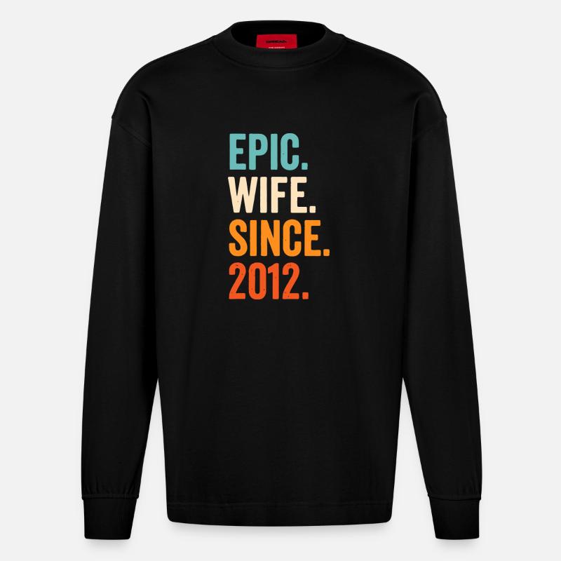 Epische Ehefrau seit 2012 - Heavyweight Oversized Organic Langarmshirt Made in EU - SOLID BLACK