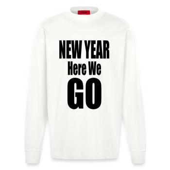 New Year Here We Go Bold Typography Design - Heavyweight Oversized Organic Langarmshirt Made in EU - OFF WHITE - Vorne