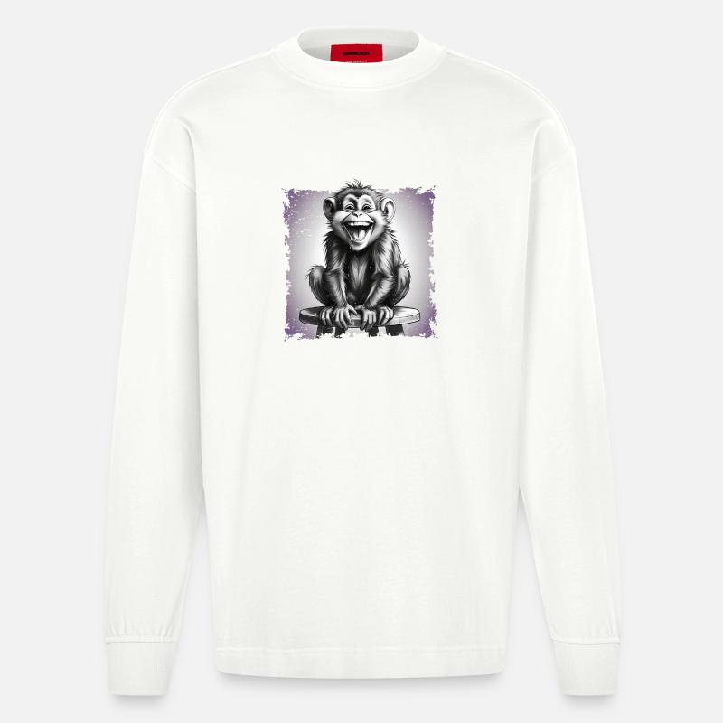 Affe lachend sitzt auf Hocker - Heavyweight Oversized Organic Langarmshirt Made in EU - OFF WHITE