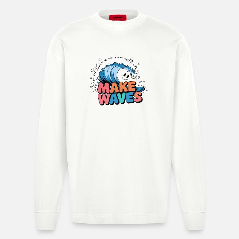 Lebendige Surfwelle mit Make Waves-Text - Heavyweight Oversized Organic Langarmshirt Made in EU - OFF WHITE