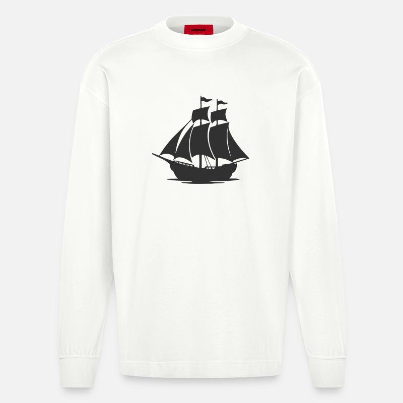 Mysteriöse Silhouette eines Segelschiffs - Heavyweight Oversized Organic Langarmshirt Made in EU - OFF WHITE