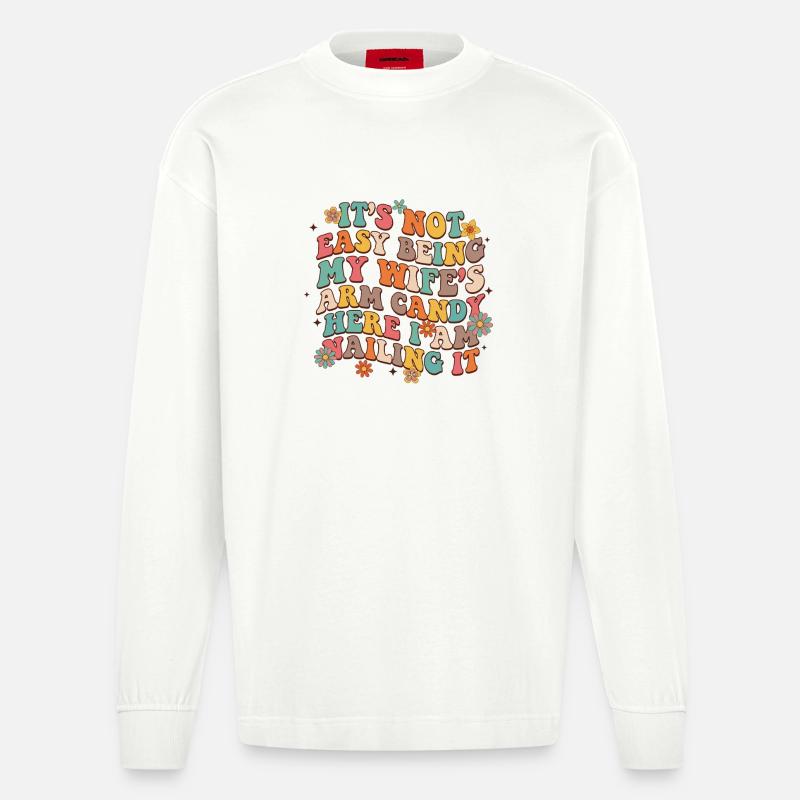 Arm Candy Humor – Ehefrau Spruch - Heavyweight Oversized Organic Langarmshirt Made in EU - OFF WHITE