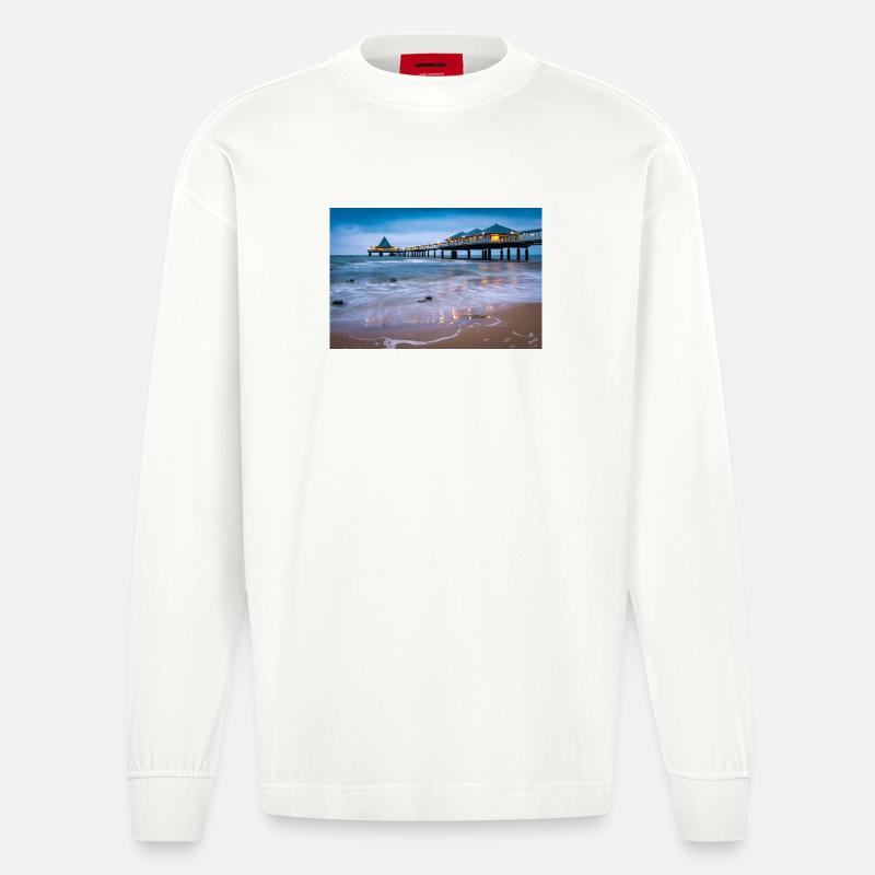Seebrücke Heringsdorf mit Lichterglanz - Heavyweight Oversized Organic Langarmshirt Made in EU - OFF WHITE