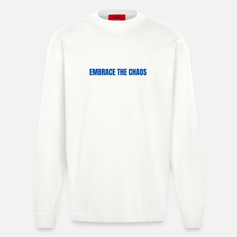 Umarme die Chaos Bold-Typografie - Heavyweight Oversized Organic Langarmshirt Made in EU - OFF WHITE