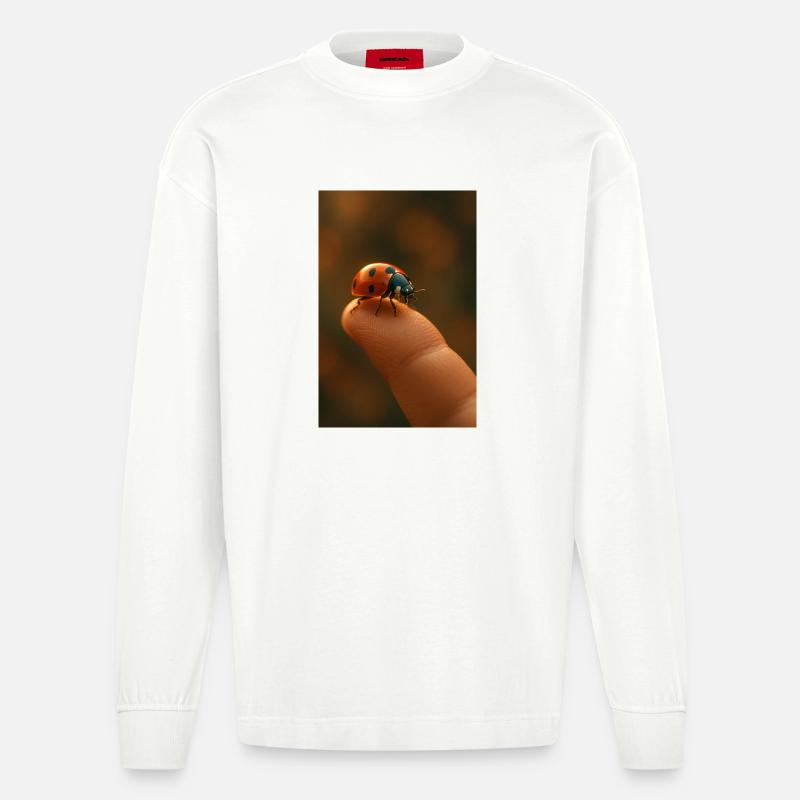 Fingerspitze mit Marienkäfer im Makro - Heavyweight Oversized Organic Langarmshirt Made in EU - OFF WHITE