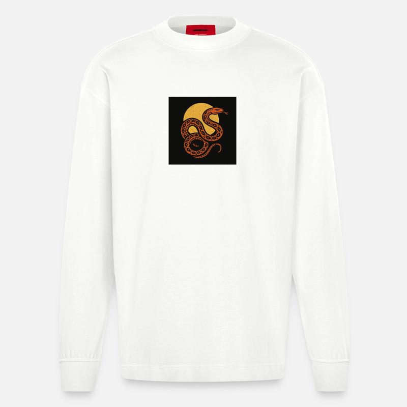 Sonnenschlange vor dunklem Hintergrund - Heavyweight Oversized Organic Langarmshirt Made in EU - OFF WHITE