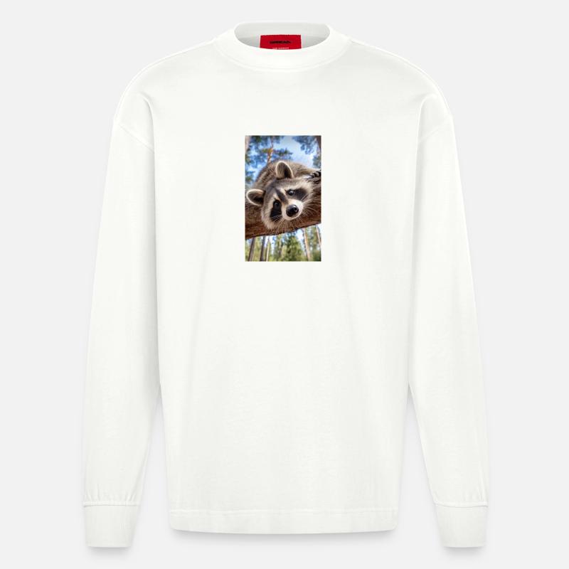 Neugieriger Waschbär am Baumast - Heavyweight Oversized Organic Langarmshirt Made in EU - OFF WHITE
