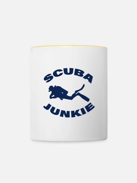 SCUBA JUNKIE - Tasse zweifarbig - Weiß/Gelb
