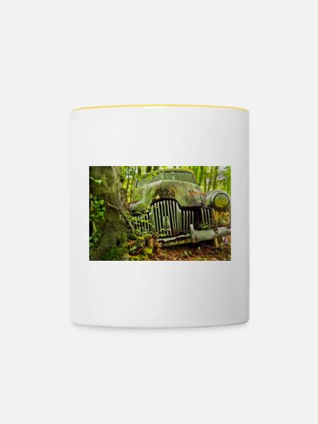 Waldverfall: Rostige Autoüberreste - Tasse zweifarbig - Weiß/Gelb
