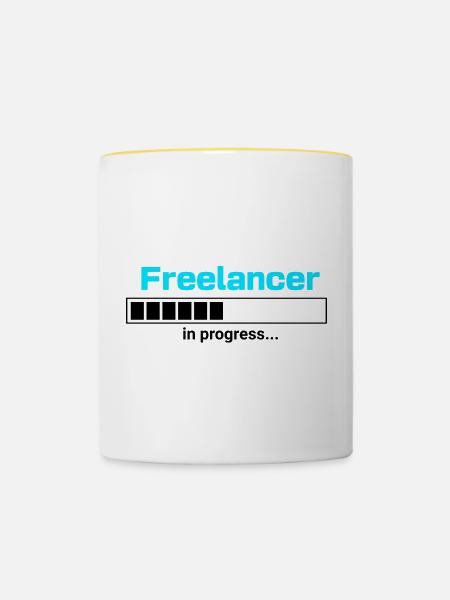 Freelancer in Progress – Selbstständigkeit Motiv - Tasse zweifarbig - Weiß/Gelb