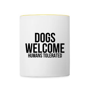 Les chiens accueillent les humains tolérés - Mug contrasté - blanc/jaune - Devant