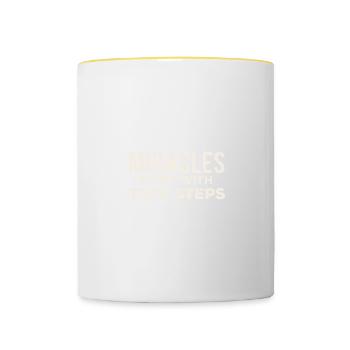 Les miracles commencent par de petits pas de Zi drôle - Mug contrasté - blanc/jaune - Devant