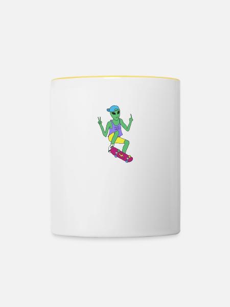Skateboarding Alien - Tasse zweifarbig - Weiß/Gelb