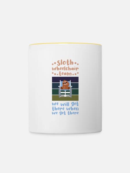 Faultier Rollstuhl Behindert Behinderung Geschenk - Tasse zweifarbig - Weiß/Gelb