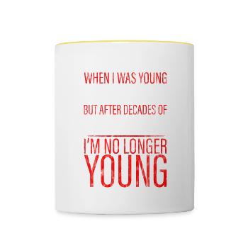 Après des décennies de travail acharné, je ne suis plus jeune 3 - Mug contrasté - blanc/jaune - Devant