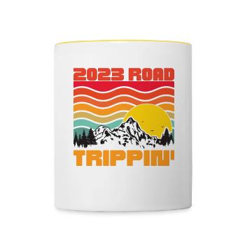 Road Trippin 2023, Road Trip 2023 Shirt, Familie - Tasse zweifarbig - Weiß/Gelb - Vorne