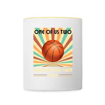 Einer Von Uns Beiden Spielt Besser Basketball - Tasse zweifarbig - Weiß/Gelb - Vorne