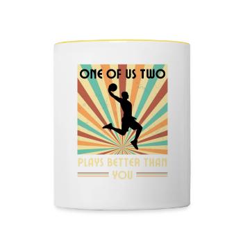 Einer Von Uns Beiden Spielt Besser Basketball - Tasse zweifarbig - Weiß/Gelb - Vorne