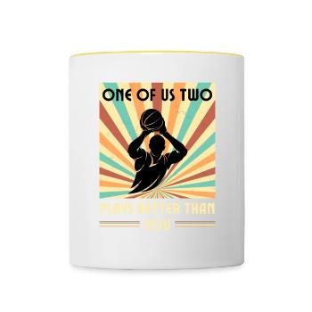 Einer Von Uns Beiden Spielt Besser Basketball - Tasse zweifarbig - Weiß/Gelb - Vorne