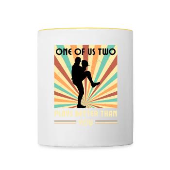 Einer Von Uns Beiden Spielt Besser Baseball - Tasse zweifarbig - Weiß/Gelb - Vorne