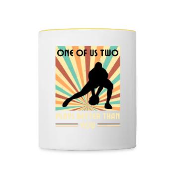 Einer Von Uns Beiden Spielt Besser Baseball - Tasse zweifarbig - Weiß/Gelb - Vorne