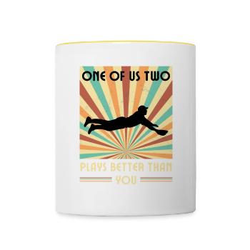 Einer Von Uns Beiden Spielt Besser Baseball - Tasse zweifarbig - Weiß/Gelb - Vorne