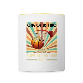 Einer Von Uns Beiden Spielt Besser Basketball - Tasse zweifarbig - Weiß/Gelb - Vorne