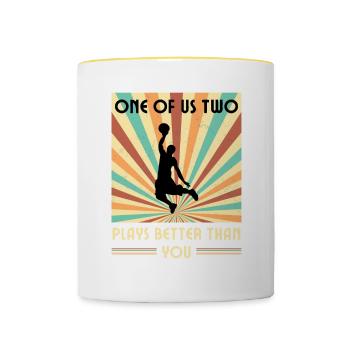 Einer Von Uns Beiden Spielt Besser Basketball - Tasse zweifarbig - Weiß/Gelb - Vorne