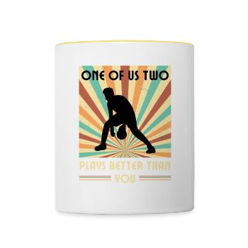 Einer Von Uns Beiden Spielt Besser Basketball - Tasse zweifarbig - Weiß/Gelb - Vorne