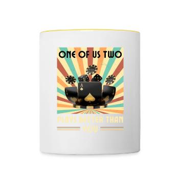 Einer Von Uns Beiden Spielt Besser Als Du Poker - Tasse zweifarbig - Weiß/Gelb - Vorne