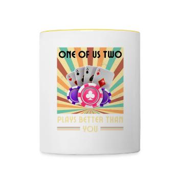 Einer Von Uns Beiden Spielt Besser Als Du Poker - Tasse zweifarbig - Weiß/Gelb - Vorne