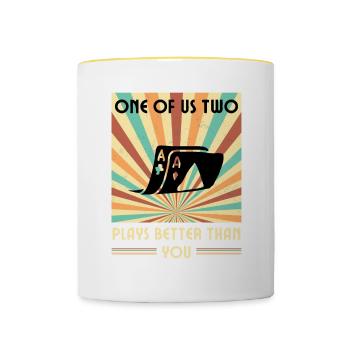 Einer Von Uns Beiden Spielt Besser Als Du Poker - Tasse zweifarbig - Weiß/Gelb - Vorne