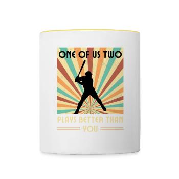 Einer Von Uns Beiden Spielt Besser Baseball - Tasse zweifarbig - Weiß/Gelb - Vorne