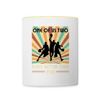 Einer Von Uns Beiden Spielt Besser Basketball - Tasse zweifarbig - Weiß/Gelb - Vorne