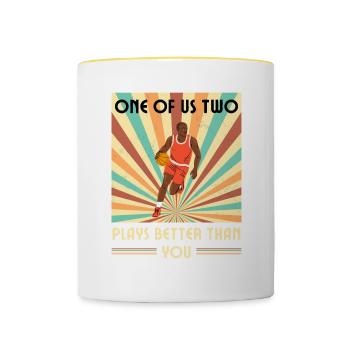 Einer Von Uns Beiden Spielt Besser Basketball - Tasse zweifarbig - Weiß/Gelb - Vorne
