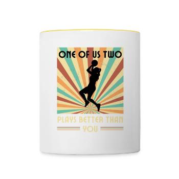 Einer Von Uns Beiden Spielt Besser Basketball - Tasse zweifarbig - Weiß/Gelb - Vorne