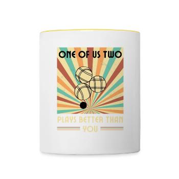 Einer Von Uns Beiden Spielt Besser Boule Als Du - Tasse zweifarbig - Weiß/Gelb - Vorne