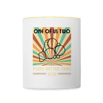 Einer Von Uns Beiden Spielt Besser Boule Als Du - Tasse zweifarbig - Weiß/Gelb - Vorne